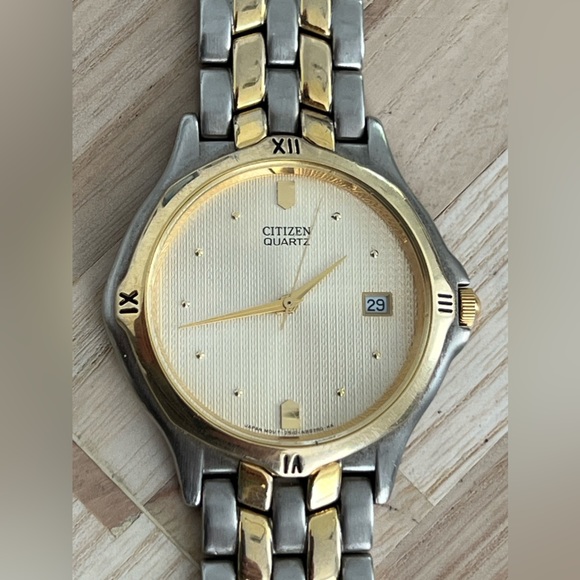 Citizen Quartz Men’s Watch Two Tone Bracelet Light Gold Tone Dial Date Window - Picture 3 of 14